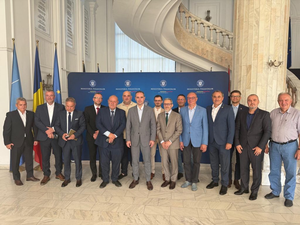 Robert Aurelian Șova de la CECCAR se afișează alături de ministrul Finanțelor Alexandru Nazare și alți politicieni într-o fotografie de grup.